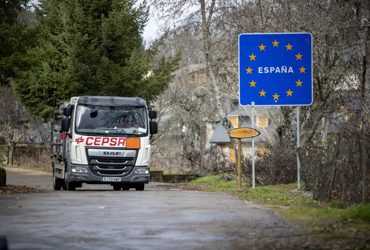O Governo ressalva que, como qualquer outra ligação transfronteiriça, a revisão da Rede Transeuropeia de Transportes carece de acordo entre os países e a Comissão Europeia”