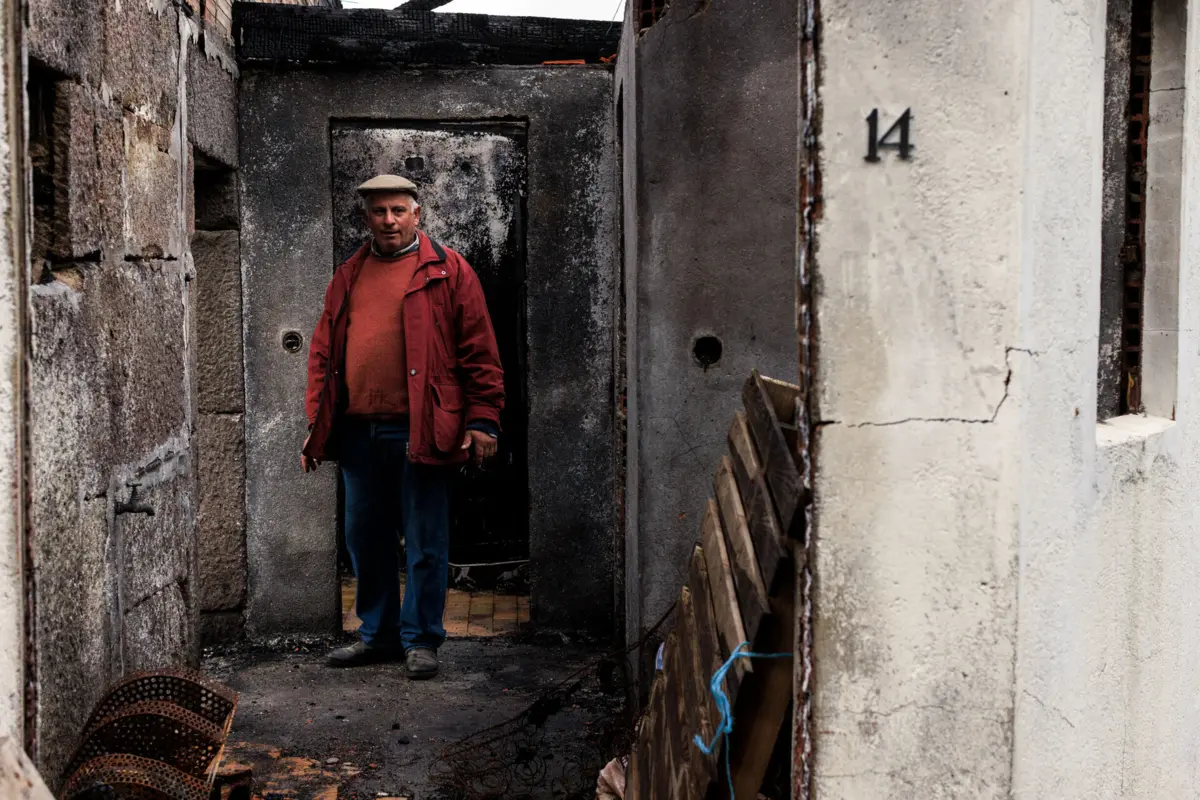 Foram muitos os populares que se juntaram para apoiar no combate ao incêndio que acabou por destruir a casa de Franklim Alves