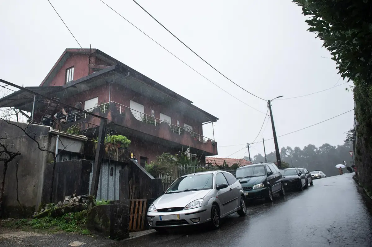 Casa onde os agentes foram atingidos