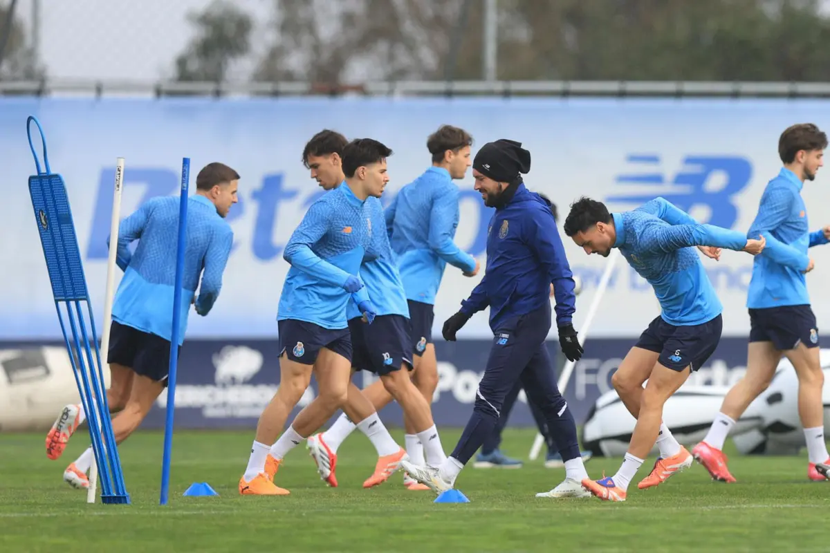 Francesco Farioli durante o último treino do F. C. Porto antes da viagem rumo à Chéquia