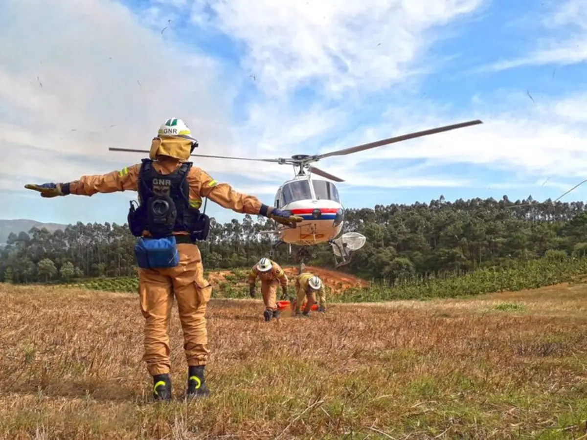 Militares são transportado por helicóptero