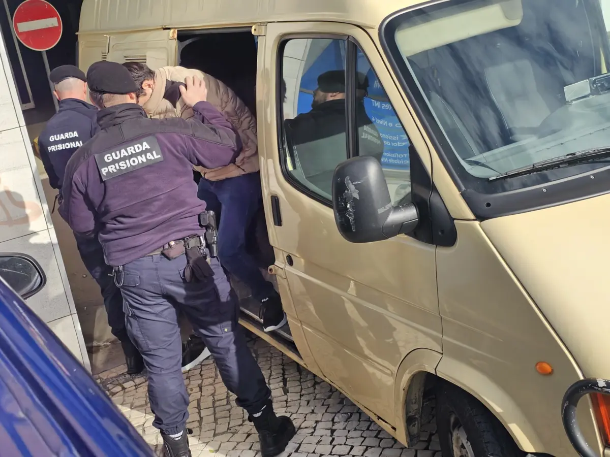 A primeira sessão do julgamento decorreu à porta fechada