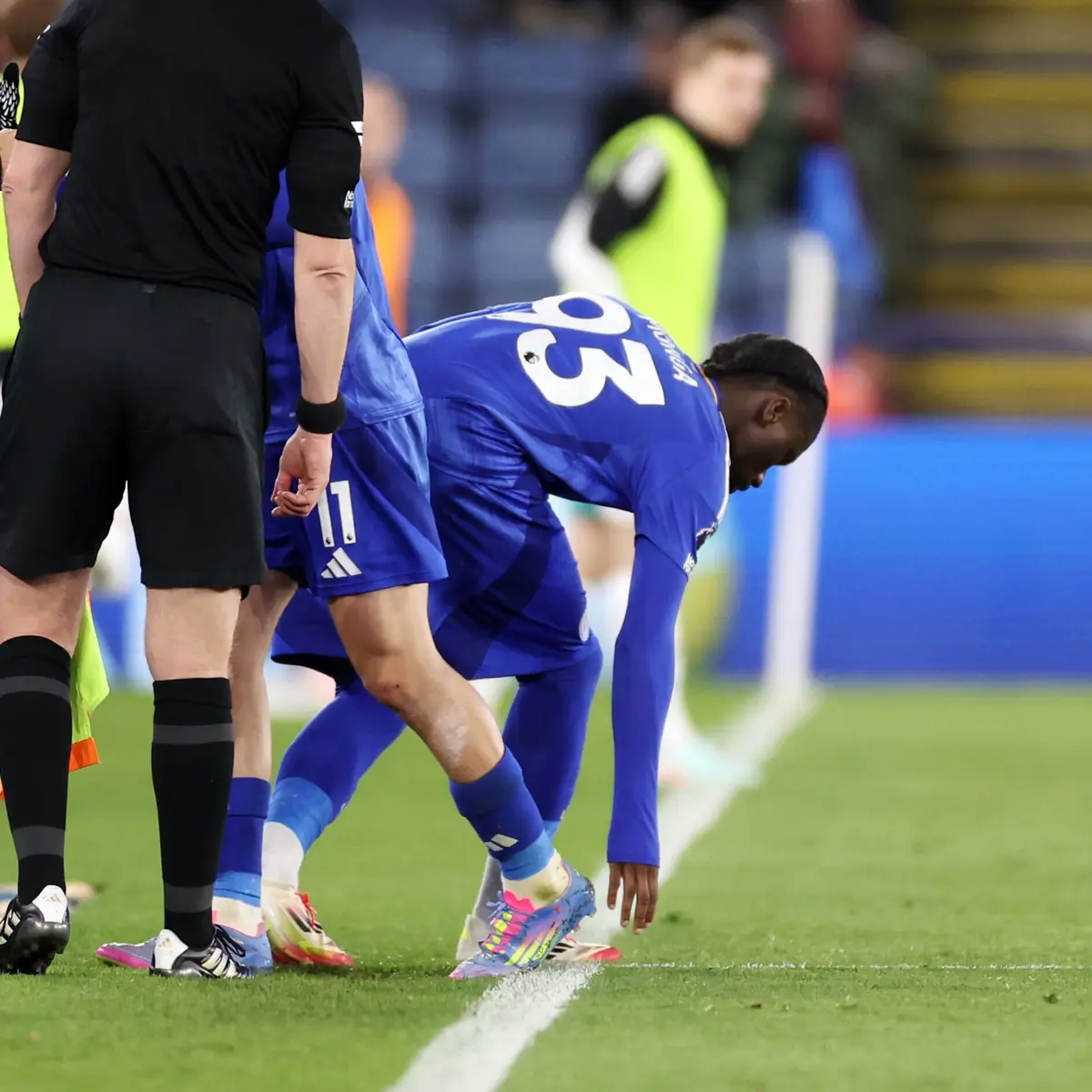 Momento em que Monga fez história ao entrar em campo num jogo da Premier League
