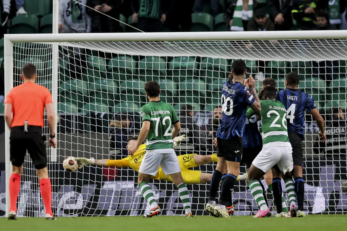 Franco Israel nega o golo a Scamacca, avançado