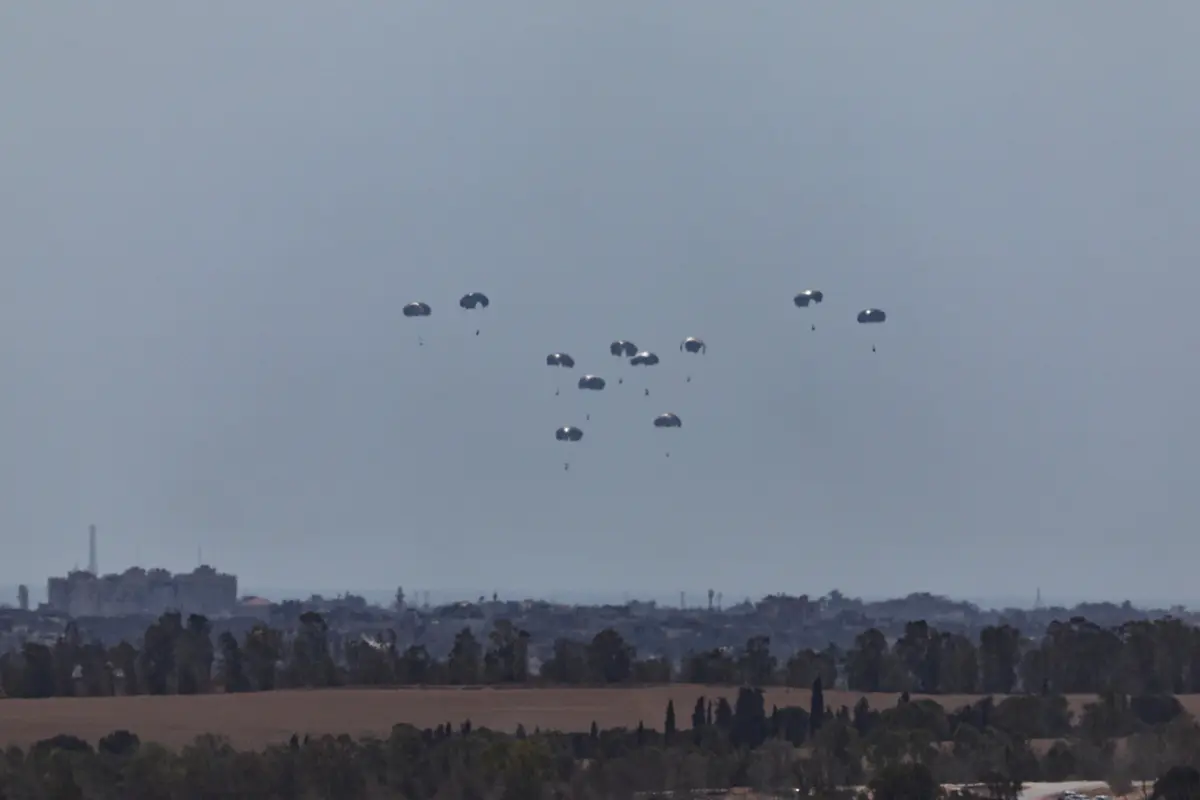 Lançamento de ajuda humanitária na Faixa de Gaza