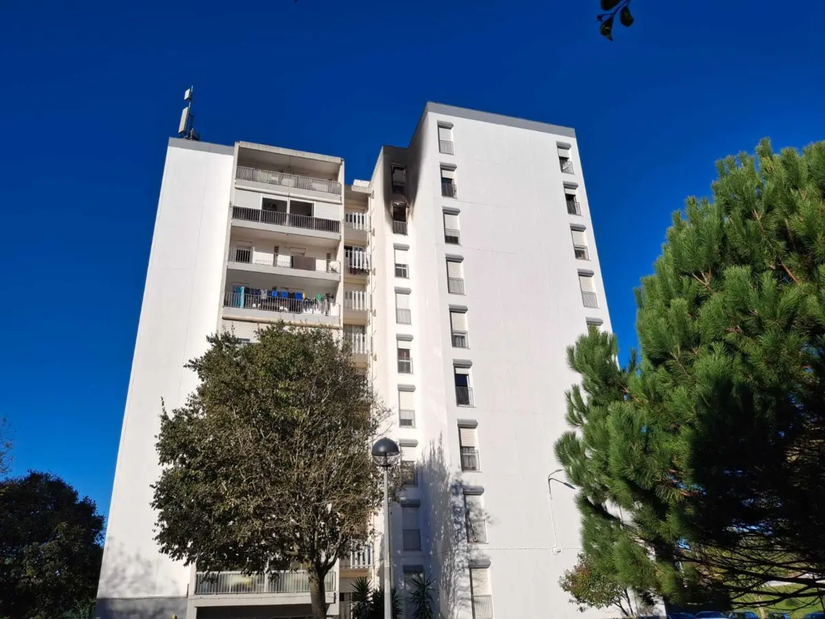 Incêndio deflagrou de madrugada num quarto do oitavo piso do prédio