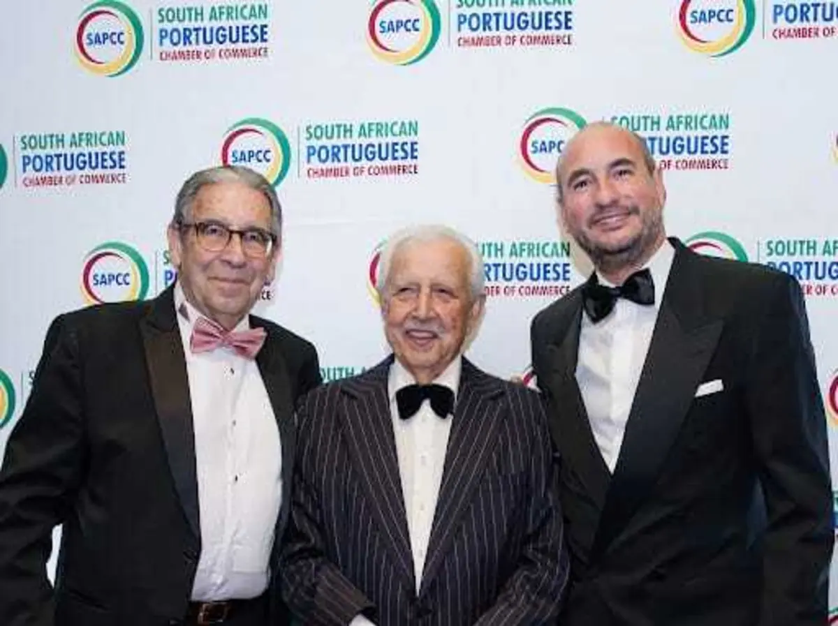 João Rebelo Martins (à esquerda, na foto) Com Rui Fragoso, diretor geral da Câmara de Comércio, e Silvério da Silva, CEO da Novo Mundo (ao centro)