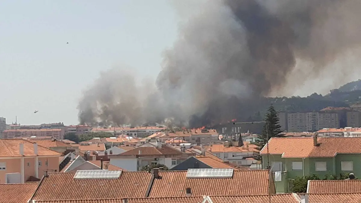 Imagem de contexto do artigo Mais de cem bombeiros combateram fogo em Mem Martins no concelho de Sintra