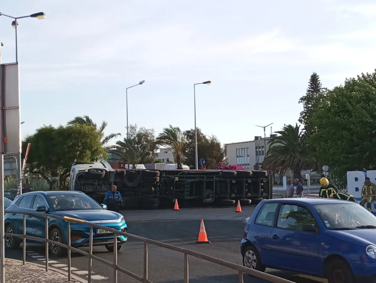 O Passeio Marítimo de Algés, junto à entrada para o IC17, continua condicionado ao trânsito