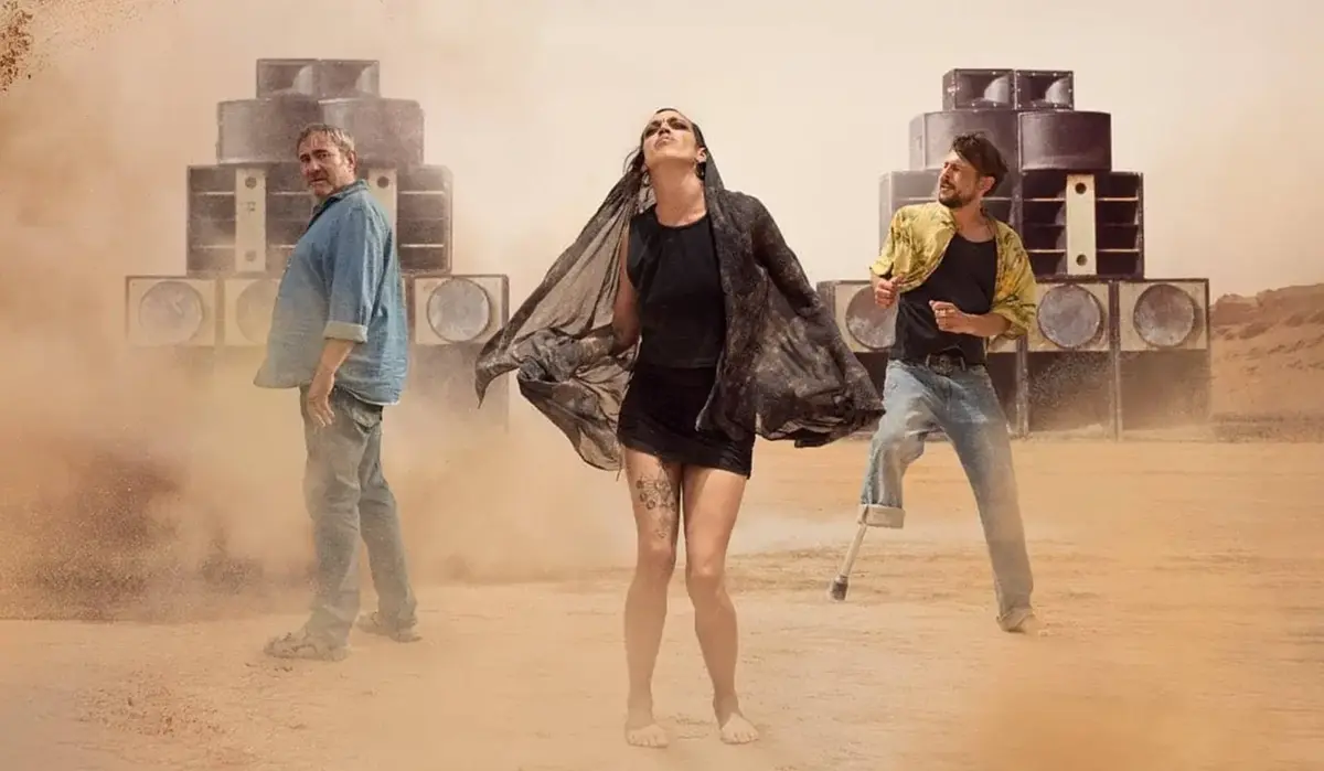 Sérgi López (à esquerda), um pai à procura de uma filha desaparecida numa rave de Marrocos, é magnífico em "Sirat"