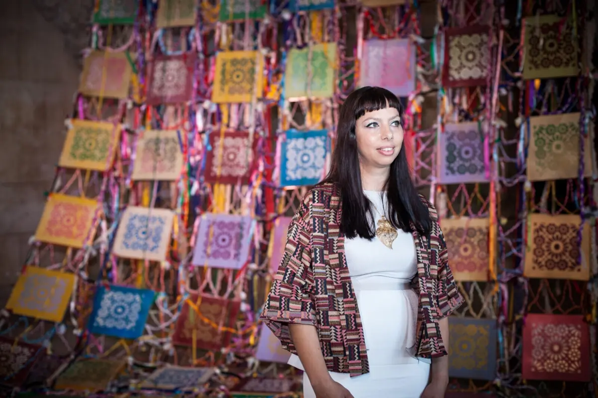 Cristina Rodrigues junto da sua “Manta de adufes”, obra que é objeto do litígio