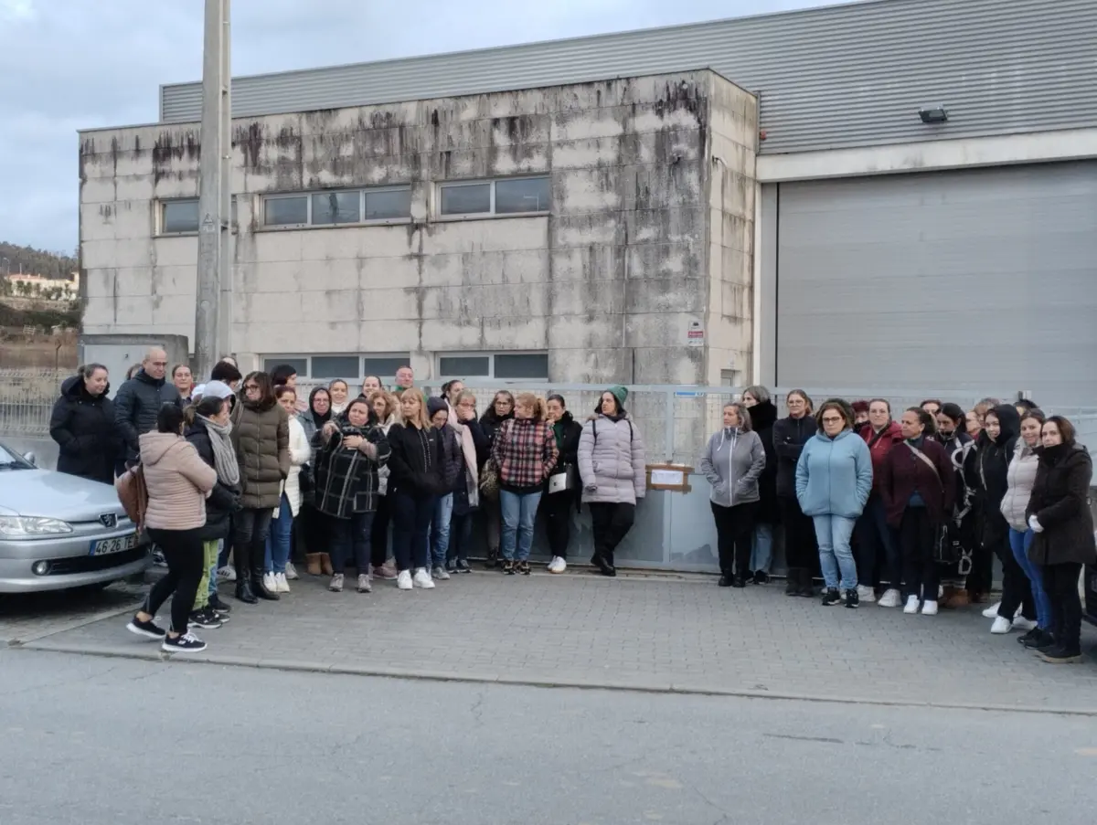 Trabalhadores da confeções Trapos Loucos continuam à porta da fábrica