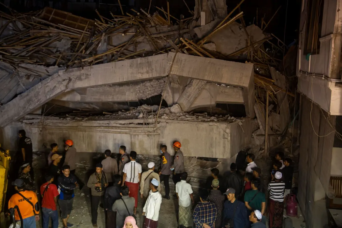 Um menino de 13 anos morreu e 99 estudantes ficaram feridos