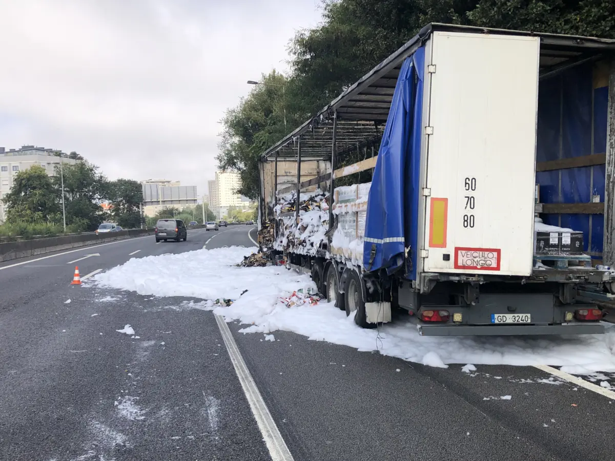 Imagem de contexto do artigo Camião em chamas mantém VCI condicionada entre Coimbrões e Bessa Leite