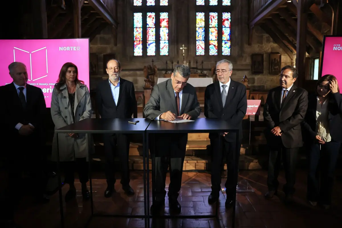 O protocolo foi assinado hoje no Paço dos Duques de Bragança, em Guimarães