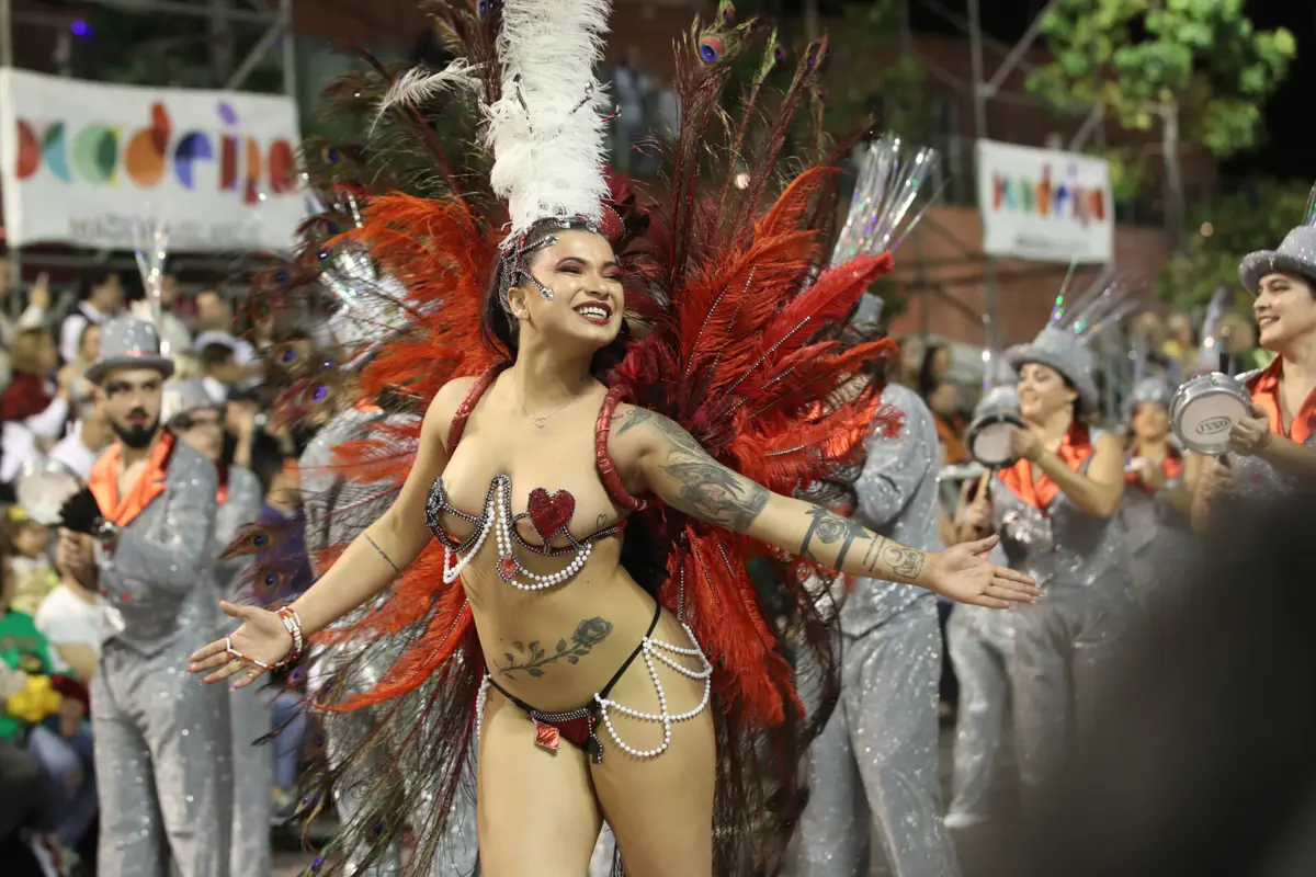 Imagem de contexto do artigo Cortejo de Carnaval com 13 trupes atrai milhares às avenidas marginais do Funchal