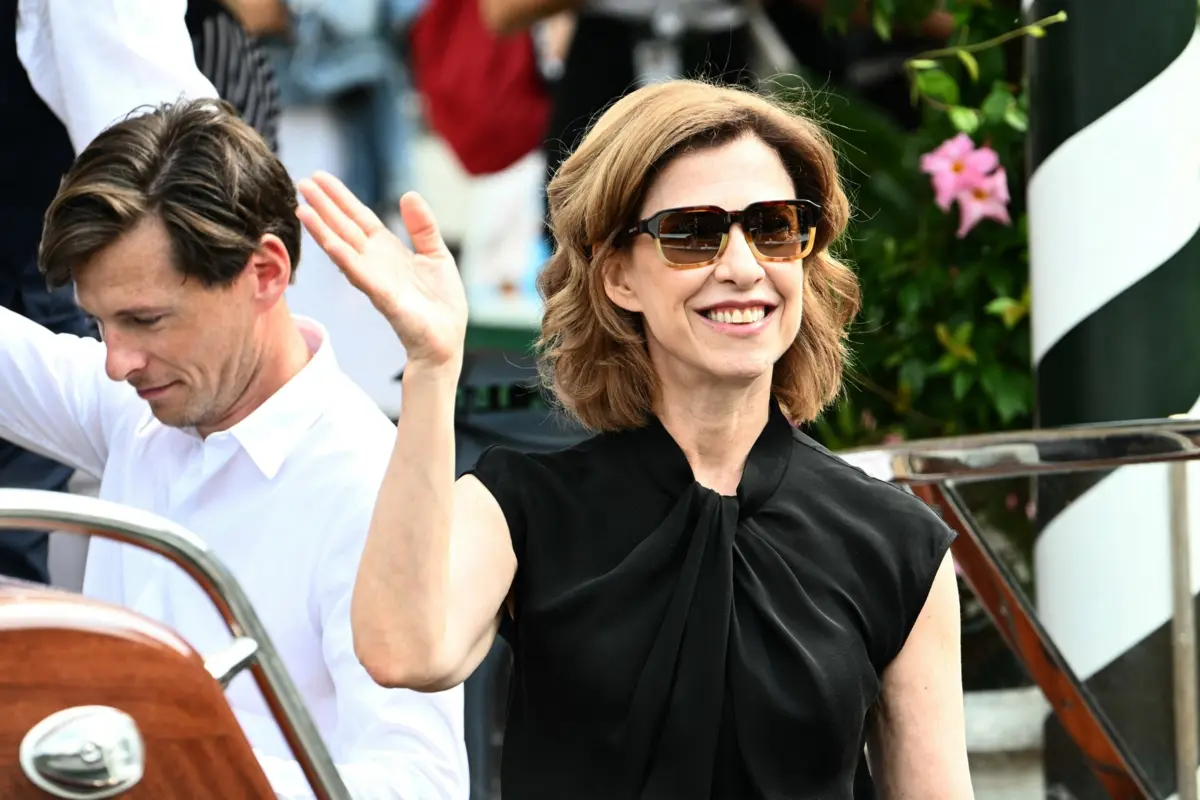 Fernanda Torres na chegada ao Lido, em Veneza