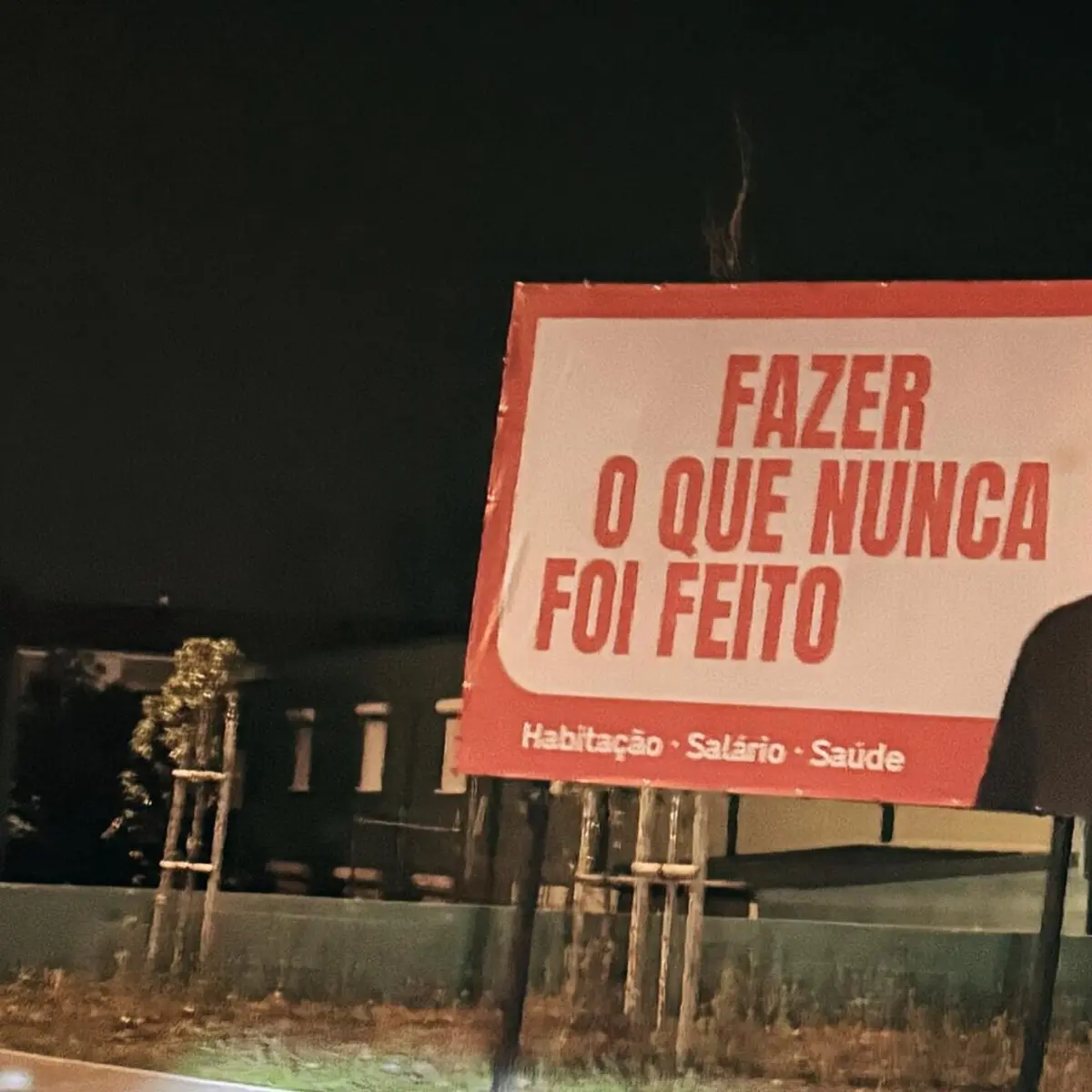 O cantor diz que o slogan se associa ao verso que intitula um dos seus êxitos