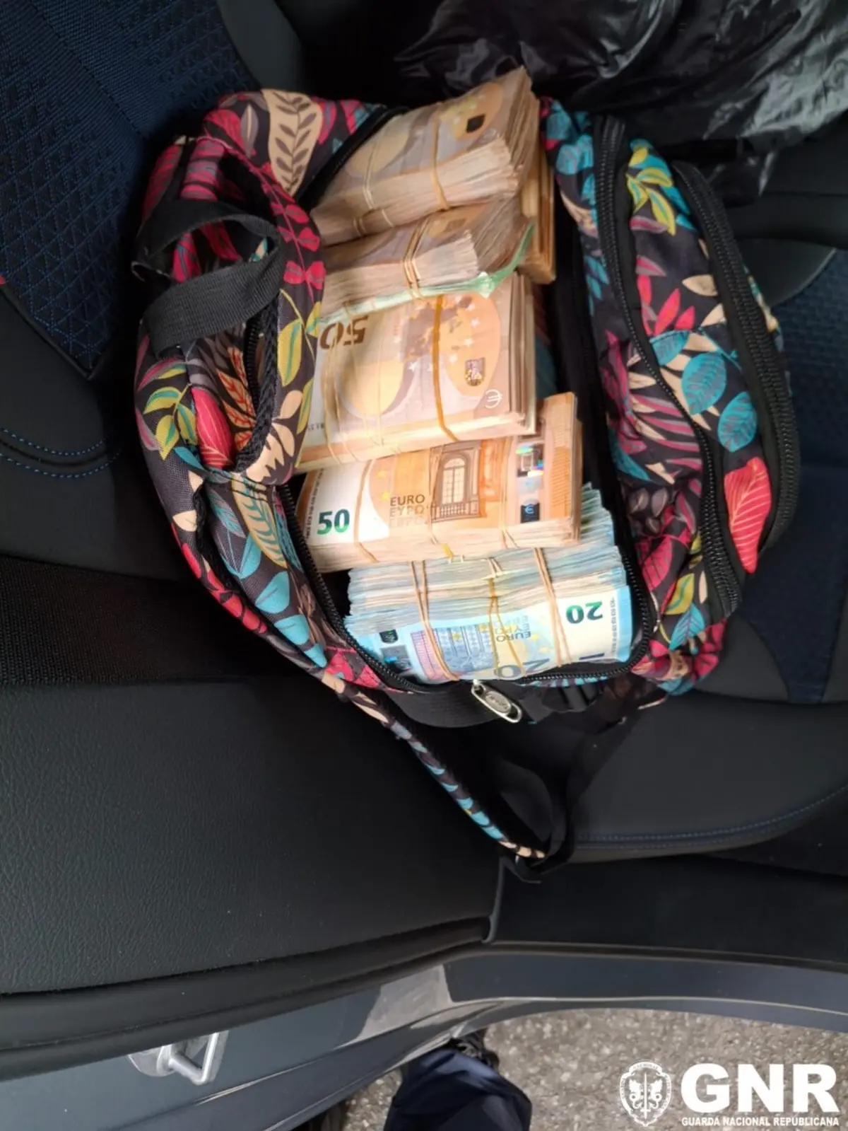 Arguidos transportavam cerca de 300 mil euros em dinheiro