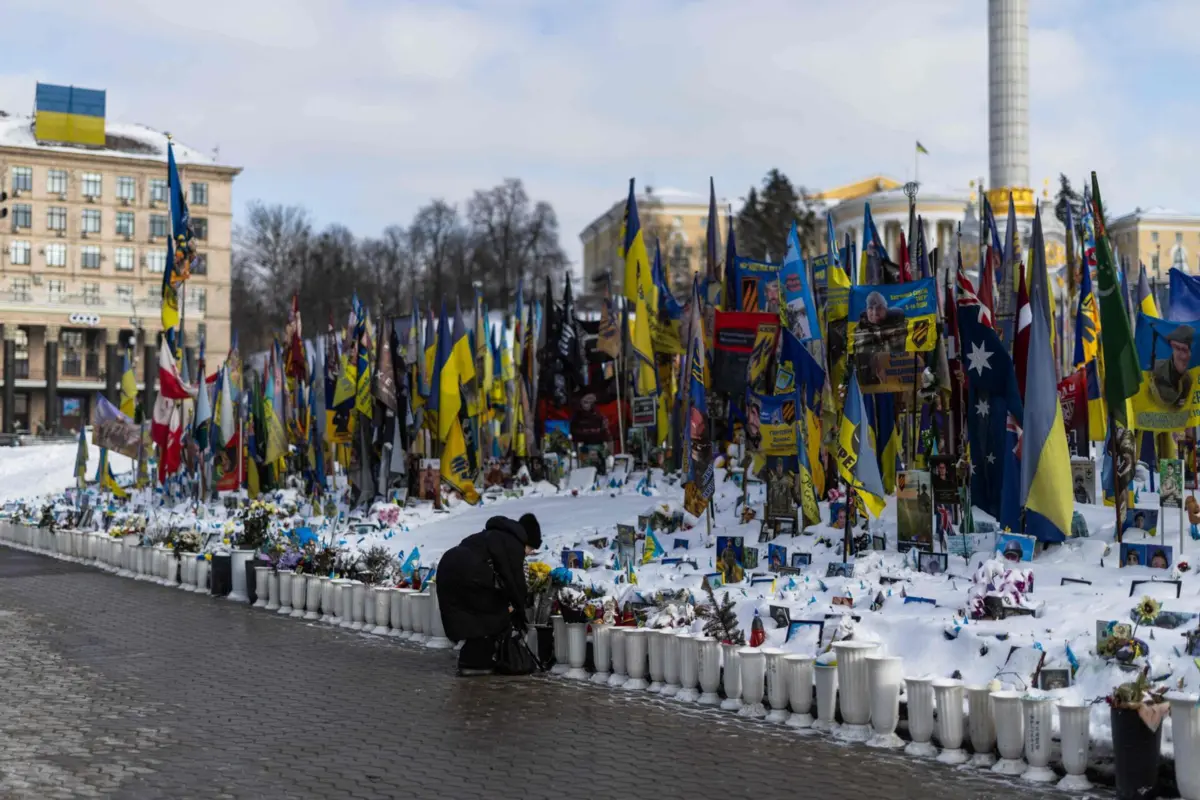 Memorial em Kiev aos combatentes mortos na guerra com a Rússia
