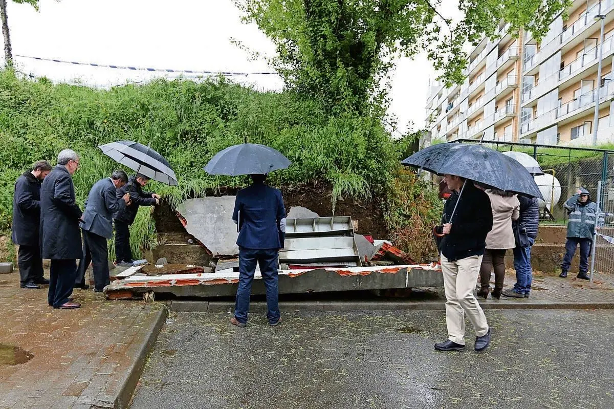 Muro ruiu na sequência de uma "batalha de cursos" entre estudantes de Informática e Medicina