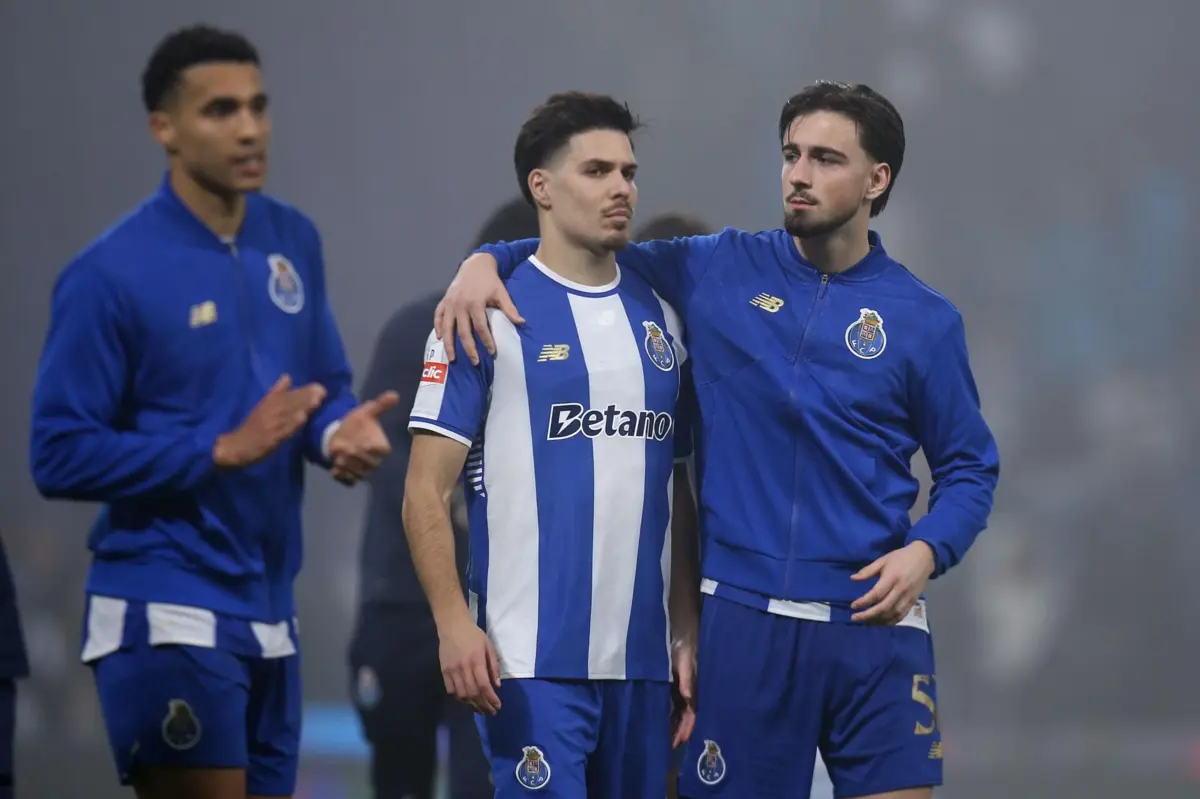 Jogadores consolam Francisco Moura