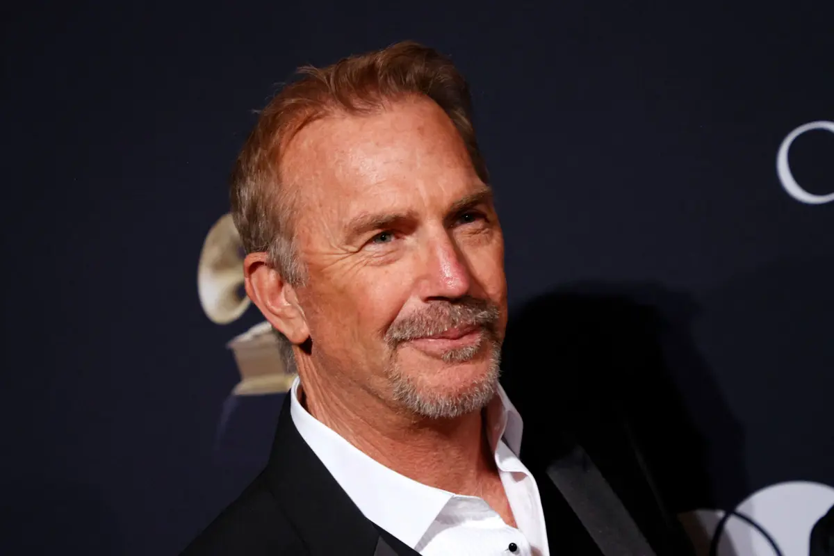 Ator Kevin Costner negou as acusações da dupla Devyn LaBella
