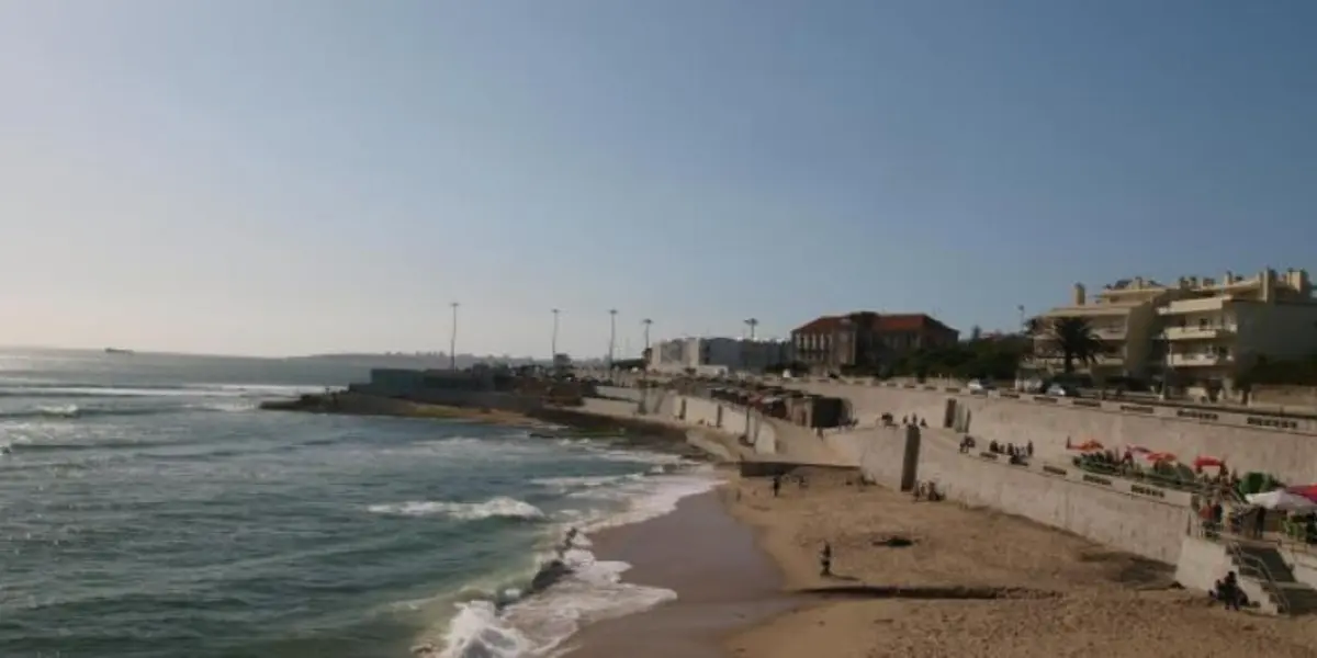 A água do mar da praia da Parede está imprópria para banhos.