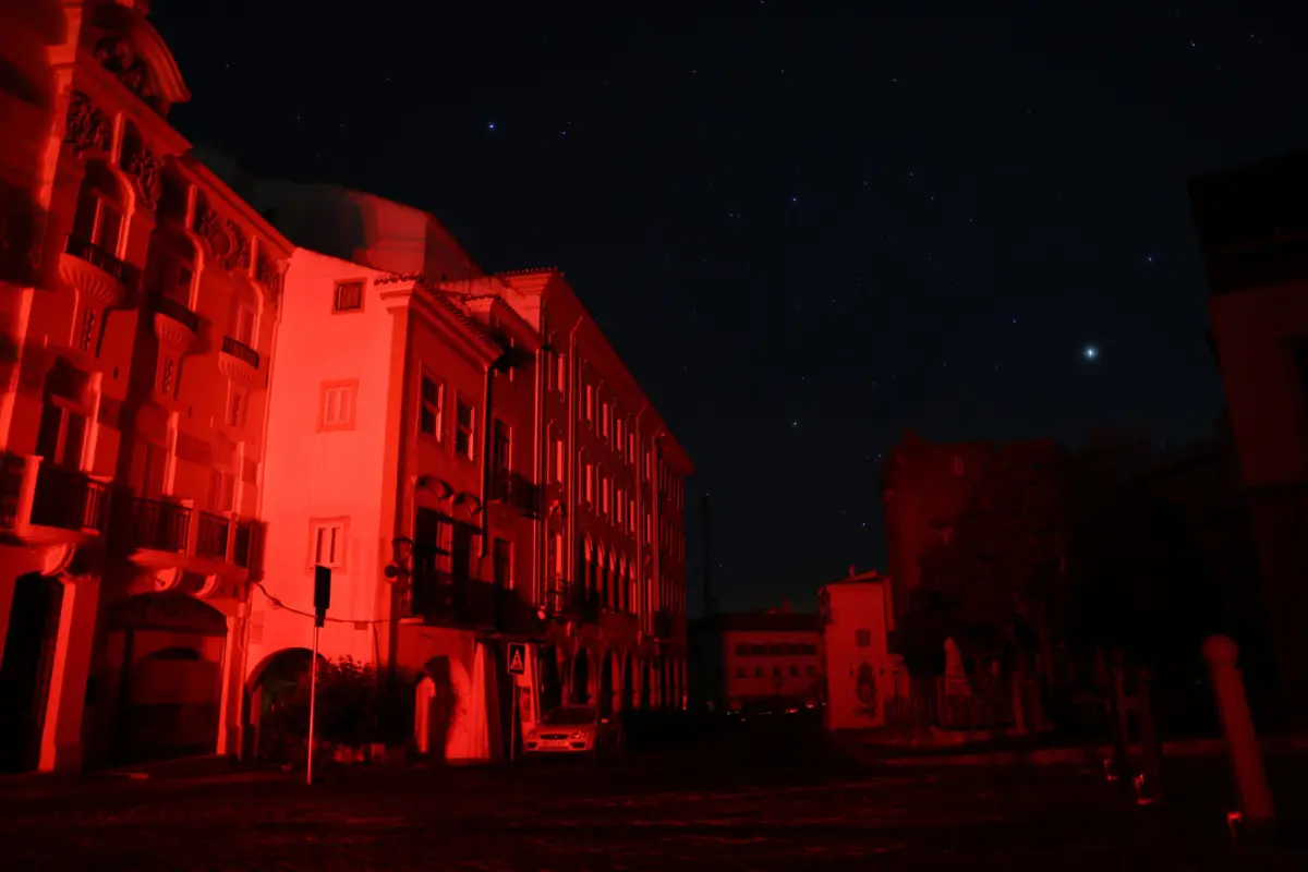 Possíveis explicações para o apagão não faltam. As conspirações fazem parte do fenómeno