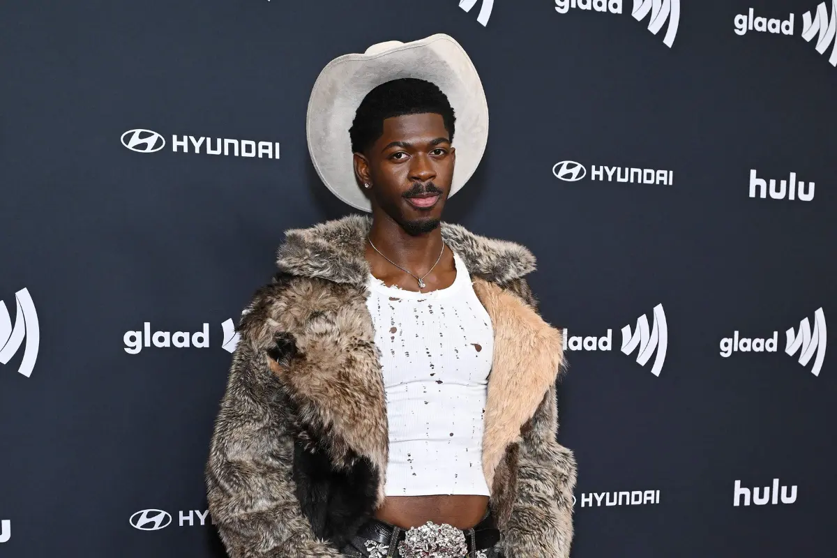 Lil Nas X interpreta do tema "Old town road"