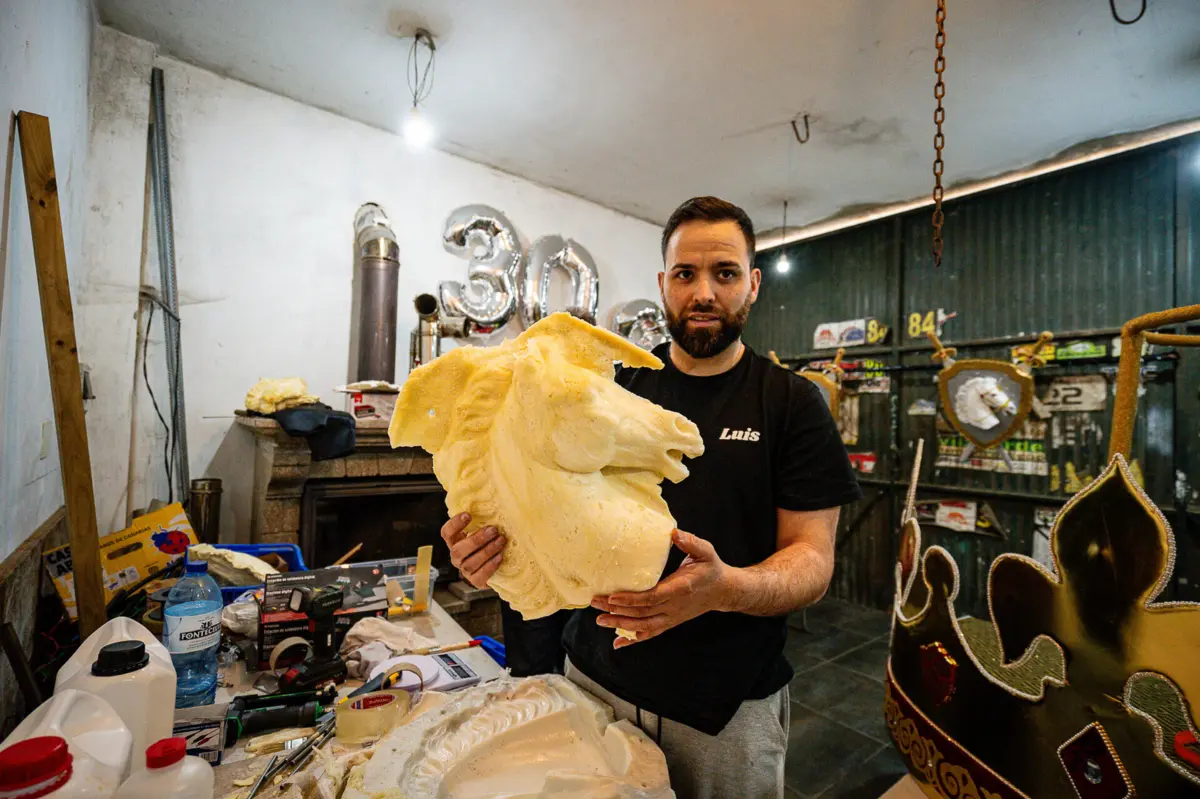 Luís Rodriguez criou um molde de silicone para fazer cabeças de cavalo