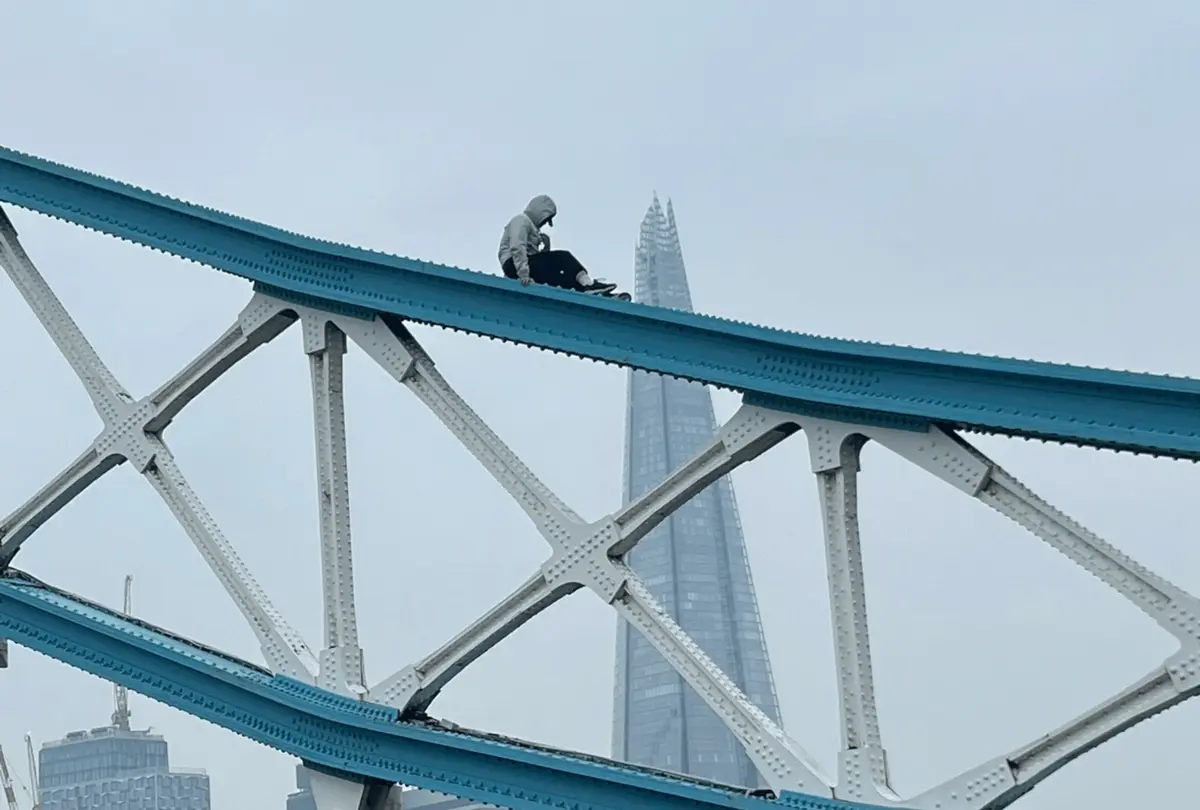 Imagem de contexto do artigo Homem escalou a Tower Bridge e a polícia cortou a circulação na ponte de Londres