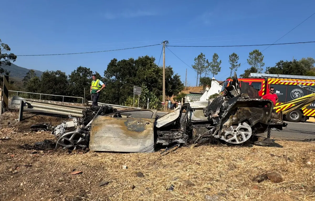 Imagem de contexto do artigo Carro despista-se e incendeia mato em Monchique. Cinco ocupantes morrem carbonizados