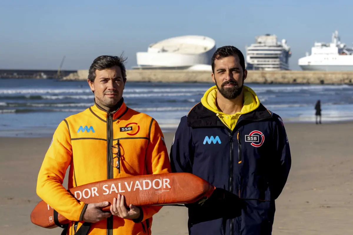 Humberto Silva e Vítor Gomes na praia de Matosinhos