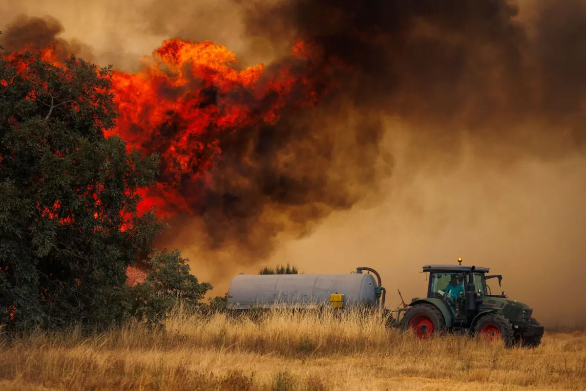 O incêndio, que deflagrou na sexta-feira, colocou casas em risco durante a madrugada na localidade de Paraduça