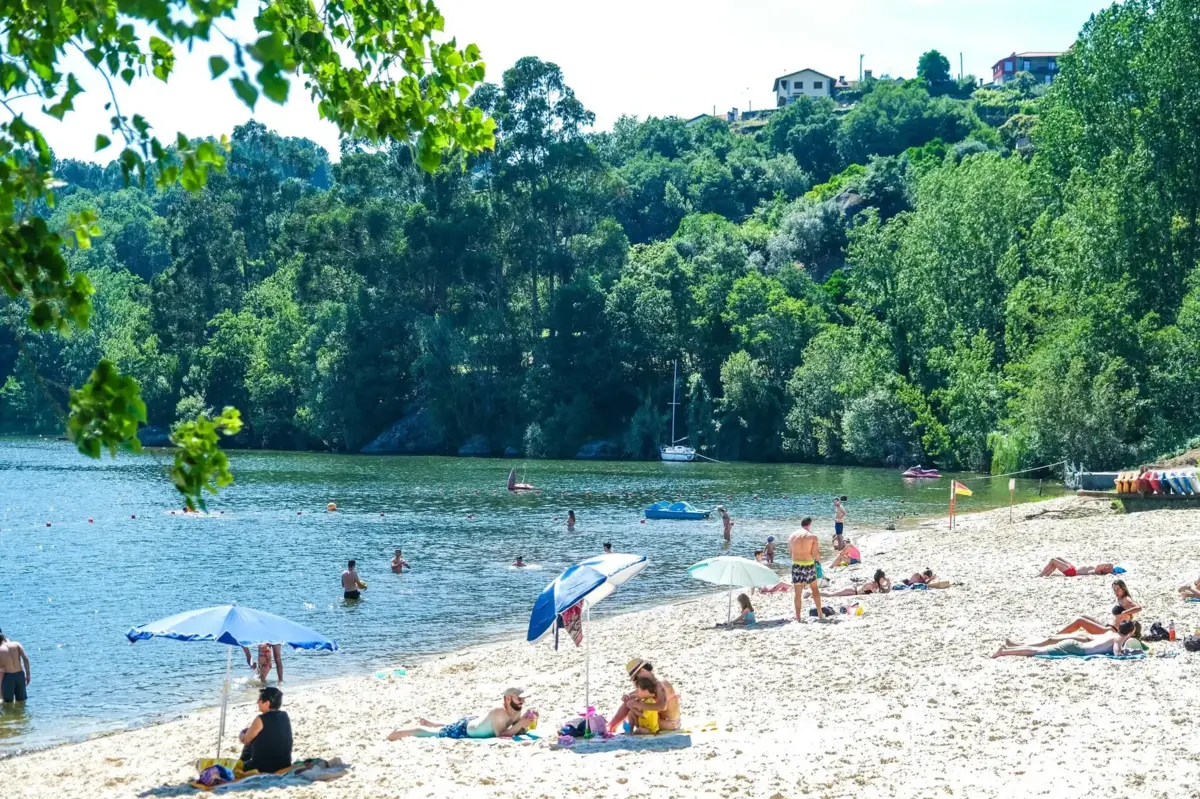 Pai e filha foram resgatados por embarcações de recreio que circulavam na zona e levados para a Praia Fluvial de Bitetos