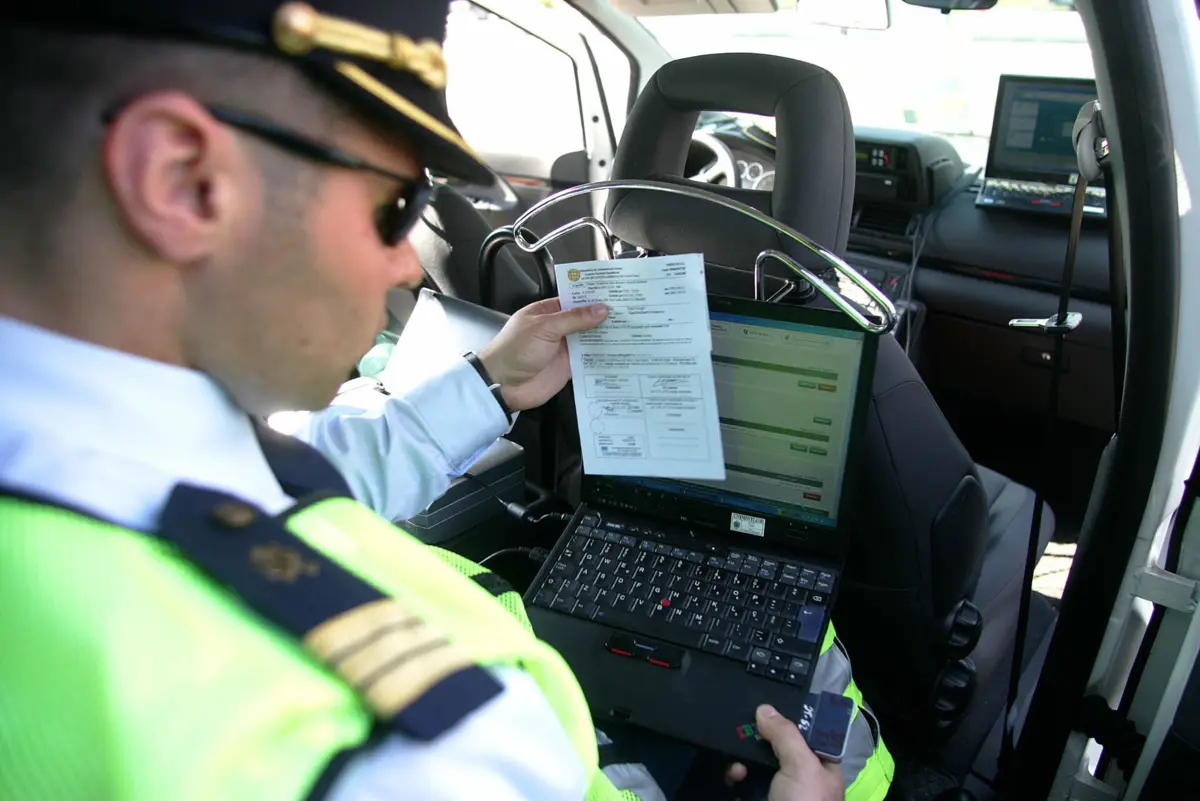 GNR intercetou carro furtado em excesso de velocidade e deteve um dos ocupantes para cumprir pena de prisão.