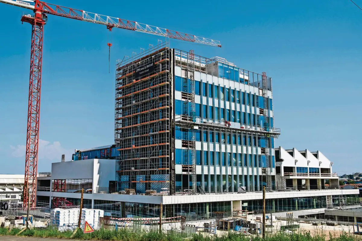 Obras na antiga fábrica da Lactogal estão em curso. Imóvel terá espaços para escritórios e comércio