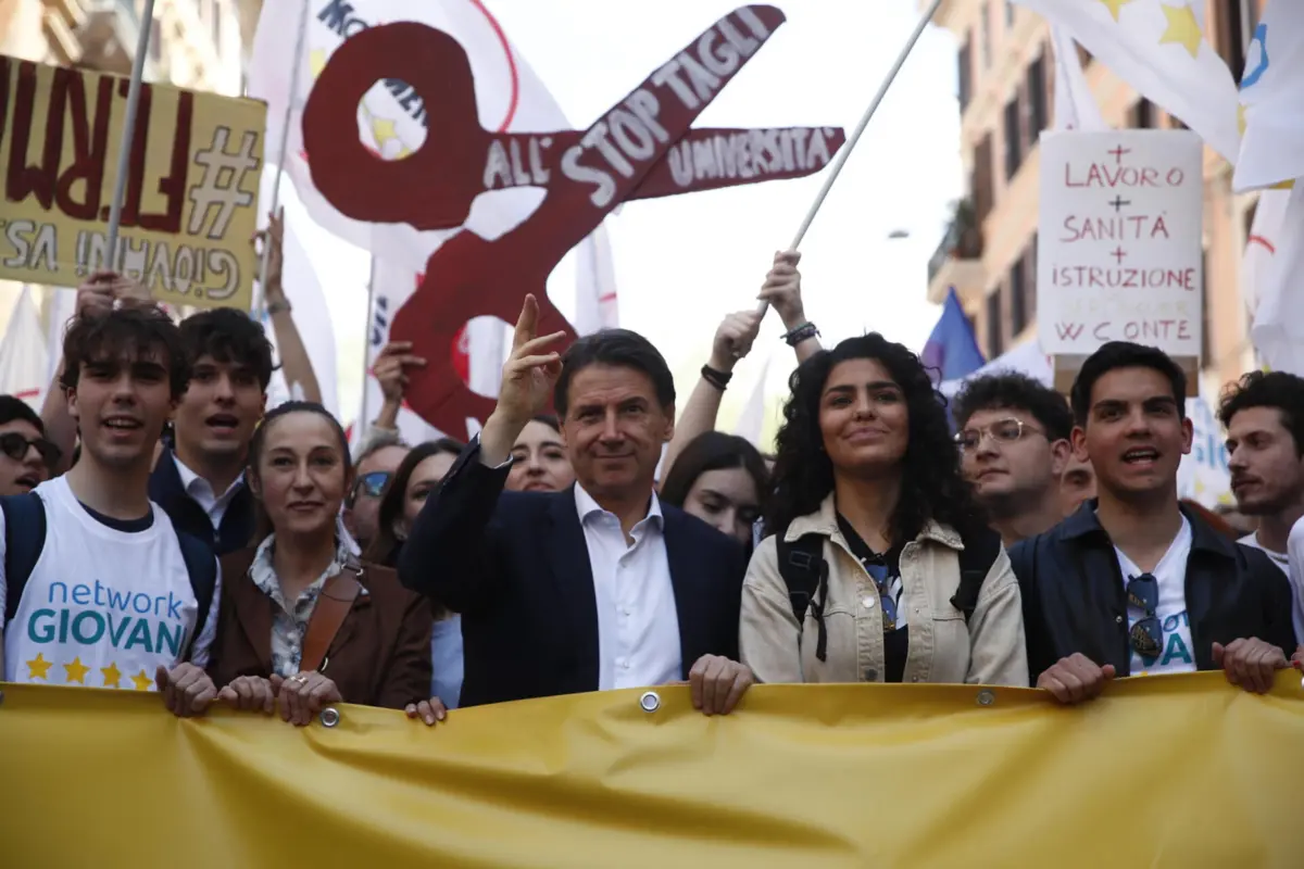 A marcha foi encabeçada por uma faixa a apelar ao "não ao rearmamento"