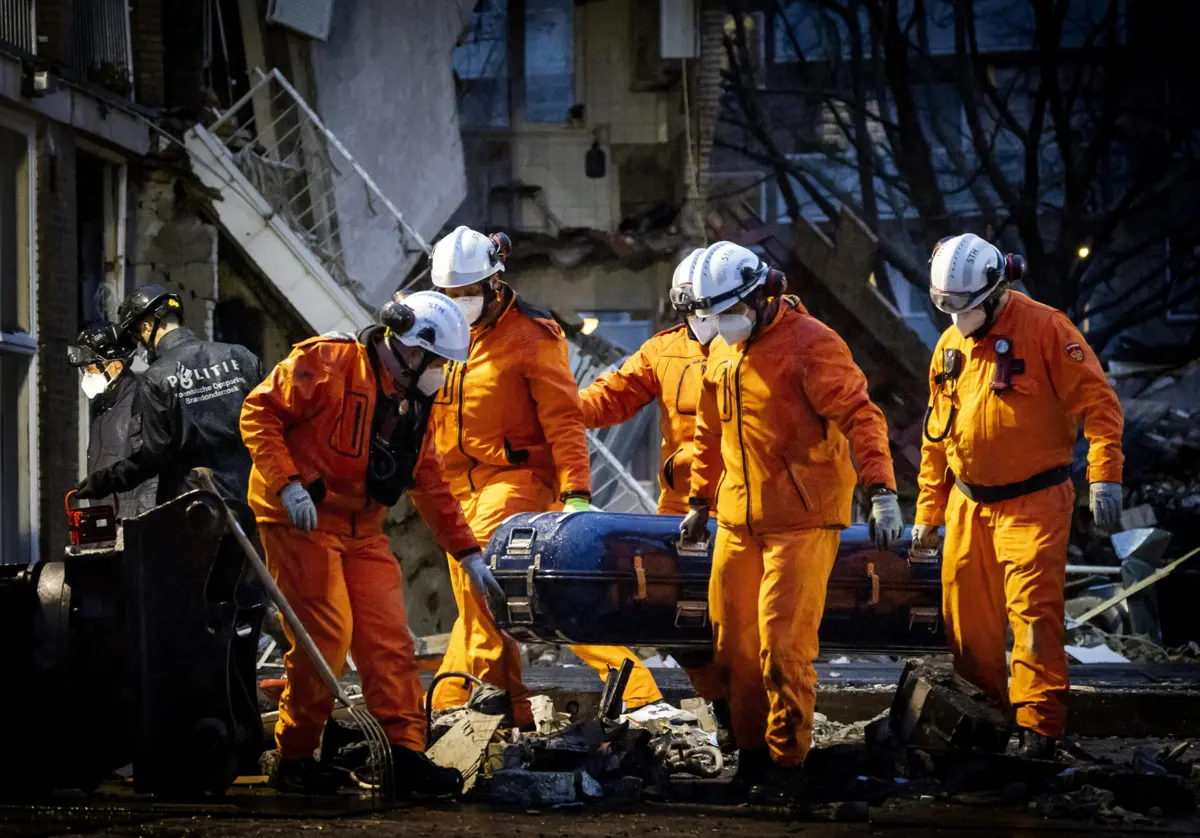Explosão, seguida de incêndio, ocorreu às 6.15 horas e pelo menos cinco apartamentos ficaram destruídos