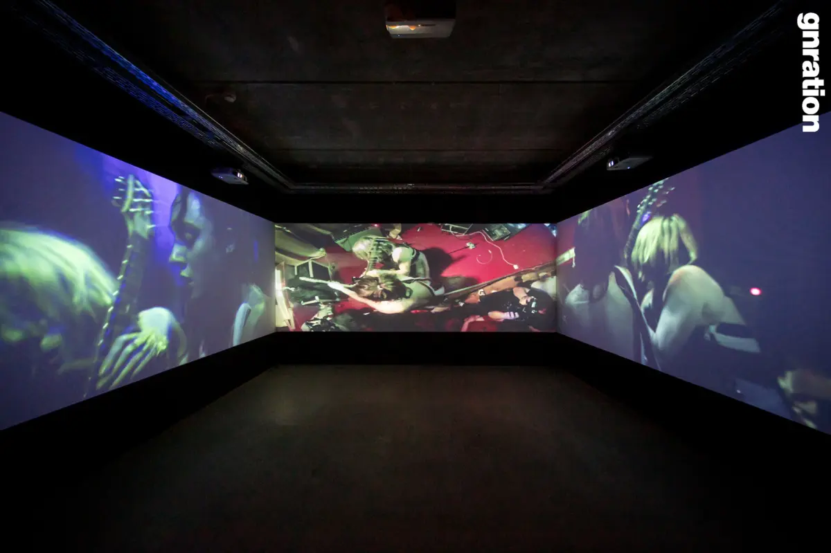 A exposição gratuita desdobra-se por três salas e oito peças