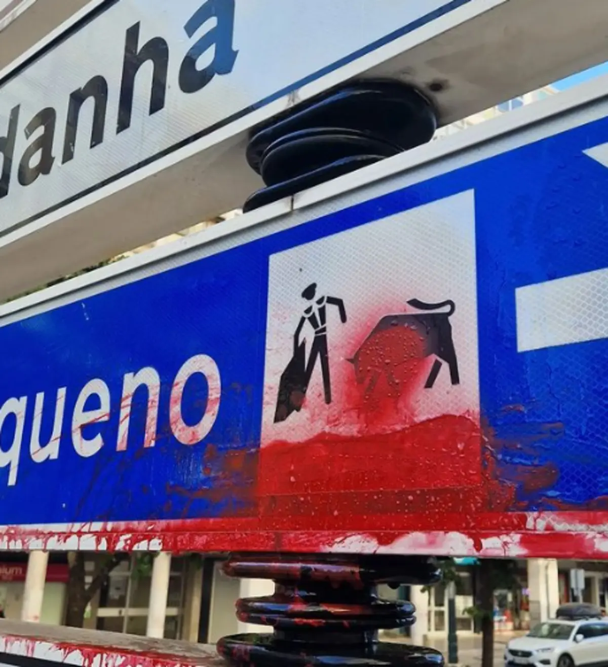 Sinal foi vandalizado um dia depois de ser reposto