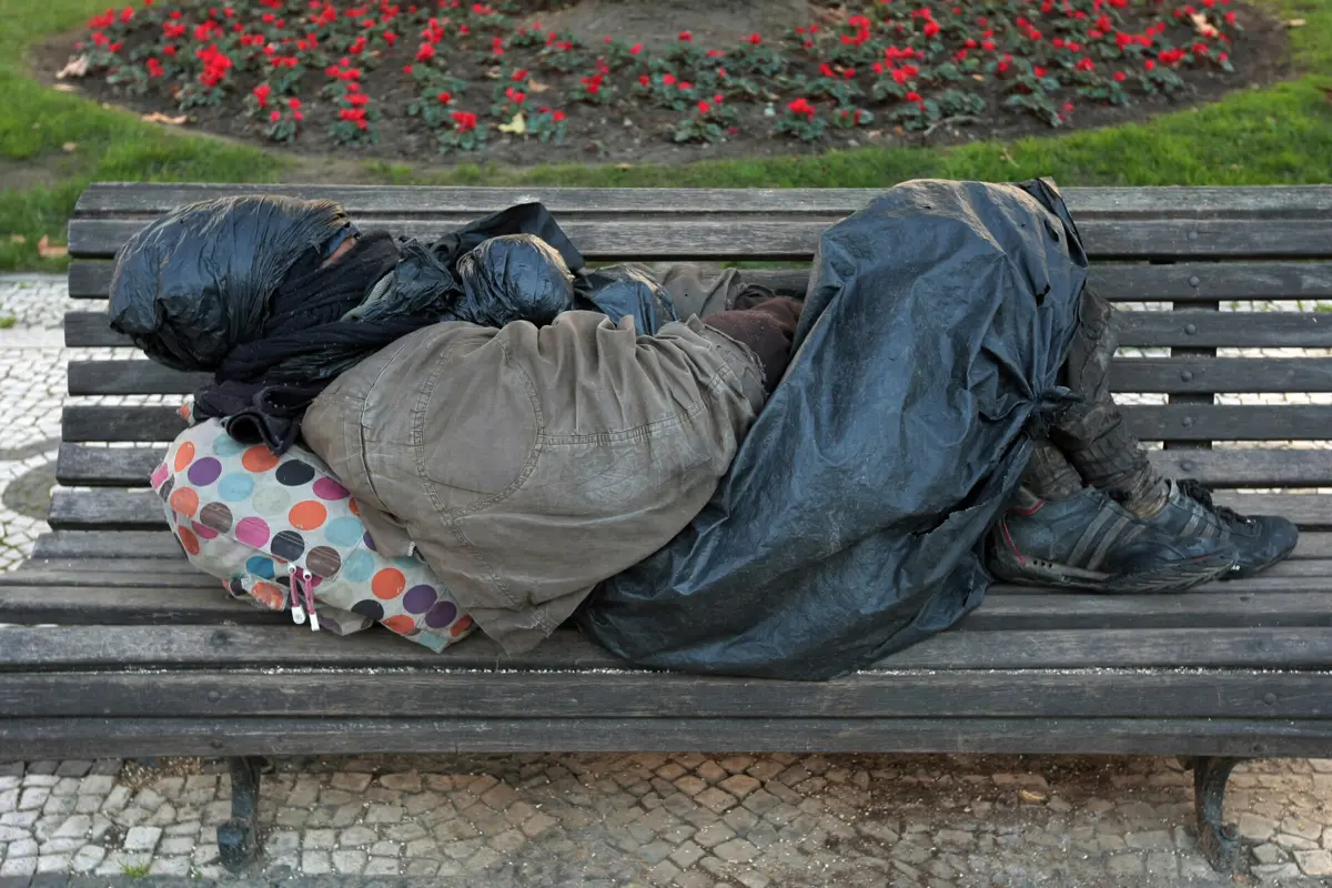 Homem encontrava-se a pedir esmolas numa rua da cidade