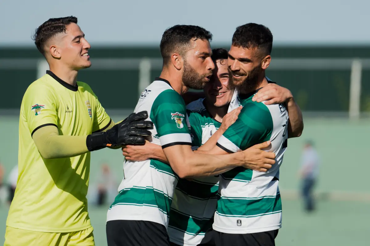 Zé Domingos, à direita, assinou um golaço ao Candal