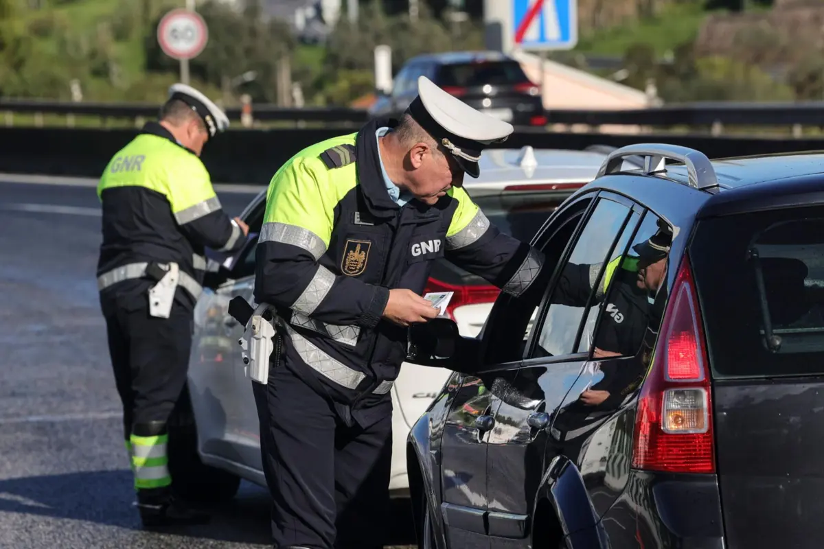 Condutor não obedeceu à ordem de paragem e causou acidente quando tentava fugir aos militares