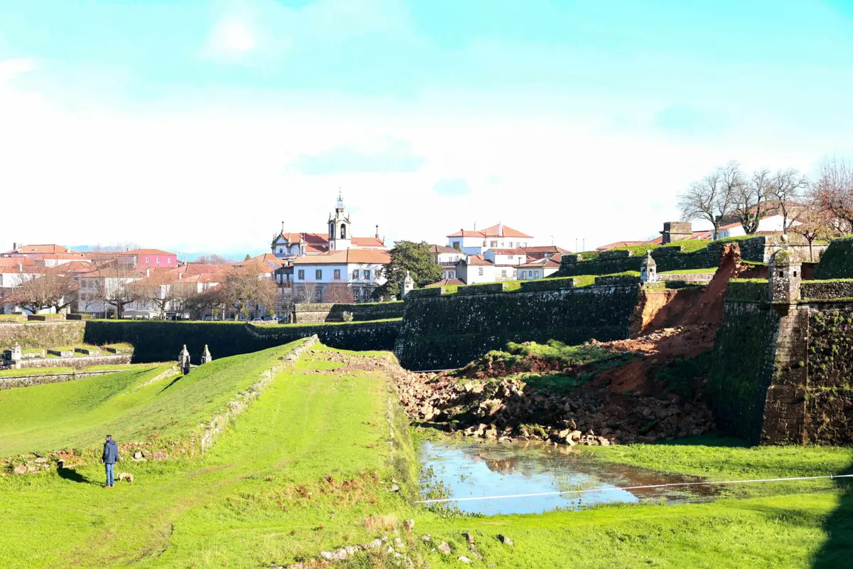 Imagem de contexto do artigo Obra de recuperação de muralha que colapsou em Valença consignada amanhã