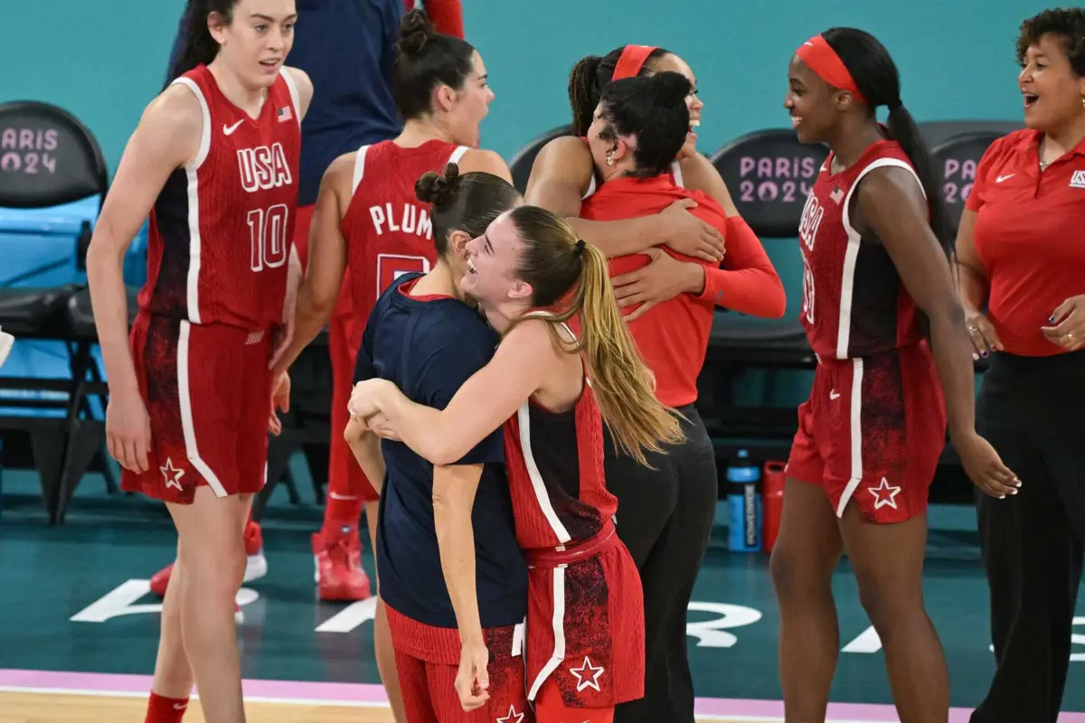 Os festejos da equipa feminina de basquetebol dos Estados Unidos