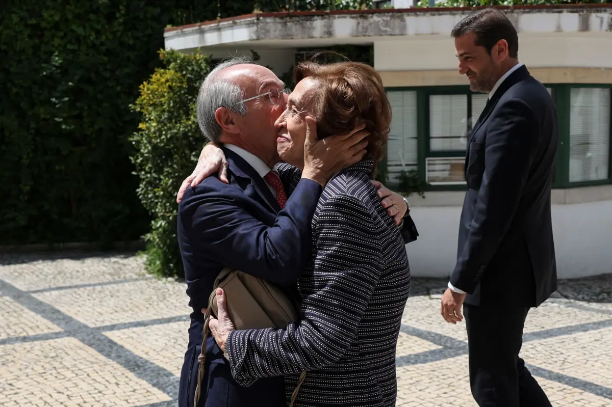 A antiga presidente do PSD, Manuela Ferreira Leite, com o candidato às eleições presidenciais, Luís Marques Mendes