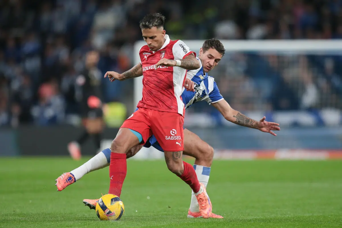 Zalazar (uruguaio) e Kiwior (polaco) disputam a bola