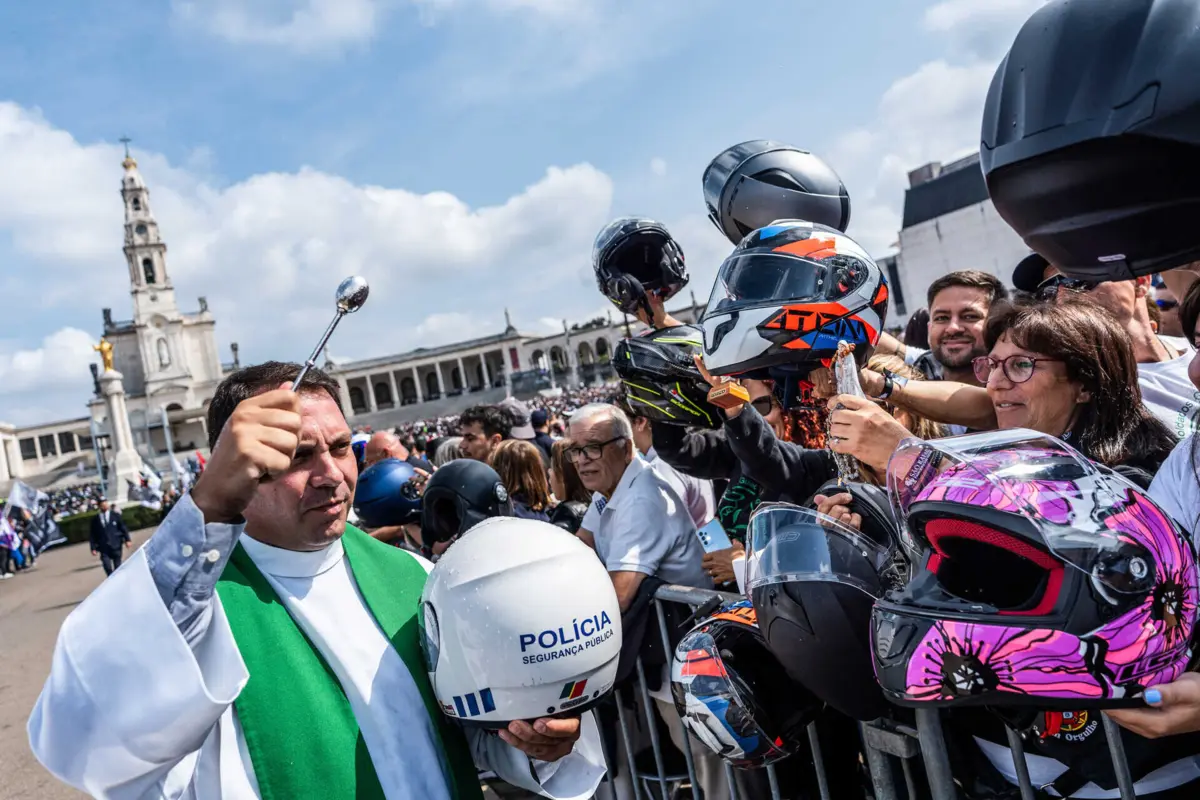 O Santuário de Fátima encheu-se, este domingo, para a tradicional bênção dos capacetes